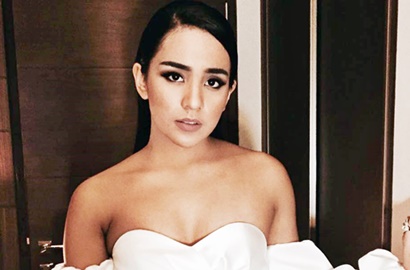 Usai Heboh Kabar Hamil, Angelica Pieters Pamer Tubuh Seksi Sambil Yoga