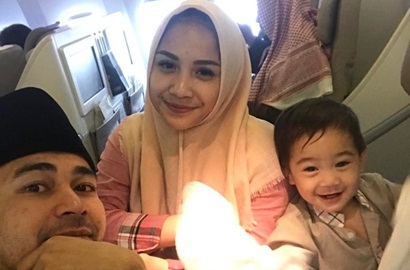 Tetap Eksis Saat Umroh, Raffi Ahmad Pamer Gaya Keren Rafathar di Madinah