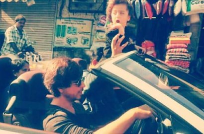 Naik Mobil Bareng Shahrukh Khan, Intip Gaya Centil AbRam Khan