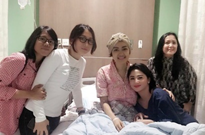 Jenguk Jupe Hingga Satu Jam di RS, Apa Saja Yang Diobrolin Dewi Persik?