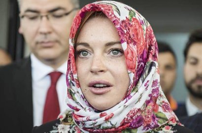 Terbang ke New York, Lindsay Lohan Dipaksa Suruh Lepas Jilbab