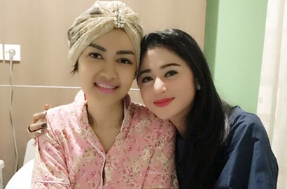 Julia Perez dan Dewi Persik Menangis Saat Video Call, Kenapa?