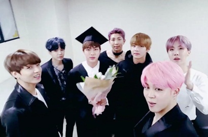 Lempar Topi Hingga Aksi Narsis, Begini Serunya BTS Rayakan Kelulusan Jin