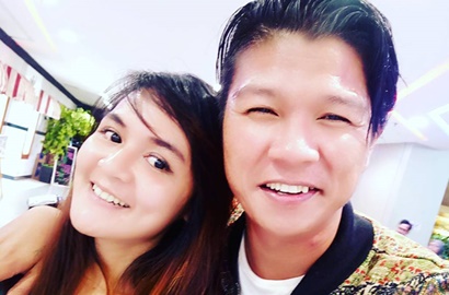 Baikan, Andika Mesra Pakai Baju Couple dan Peluk Istri di Ranjang