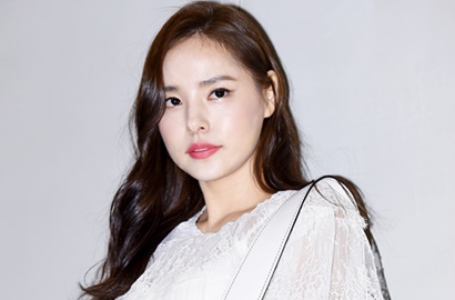 Dress Semi Transparan, Min Hyo Rin Umbar Paha Mulus di Acara Dior