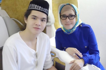 Dul Bawa Buku Diary Saat Umrah Bareng Maia Estianty, Curhat Soal Ahmad Dhani?