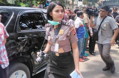 Pasca Ledakan Bom Bandung, Foto Polwan Cantik Bawa Kamera Jadi Viral