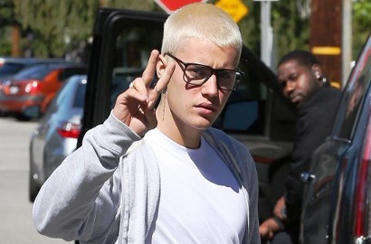 Nyentrik, Justin Bieber Keluar Pakai Celana Jeans Melorot