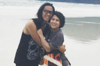 Sendiri Tanpa Aming, Sosok Evelyn Jenguk Makam Mendiang Bayinya Bikin Netter Terharu