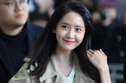 Umbar Paha Mulus, Awas Kesengsem Lihat Cantiknya Yoona di Event Dior
