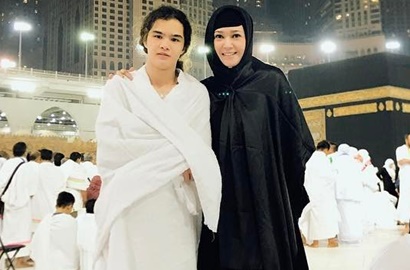 Unggah Foto Dul Cium Ka'bah, Maia Bikin Netter Merinding dan Terharu