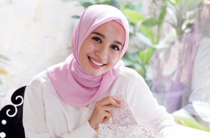 Cuek Isu Batal Nikah dan Diselingkuhi, Laudya Cynthia Bella Pose Cantik Ala Barbie