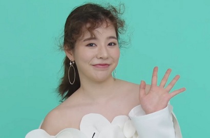 Asyik Makan Lollipop, Sunny Girang Bak Bocah di Video Pemotretan