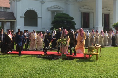 Raja Salman Tanam Pohon Ulin di Istana Merdeka, Ini Maknanya