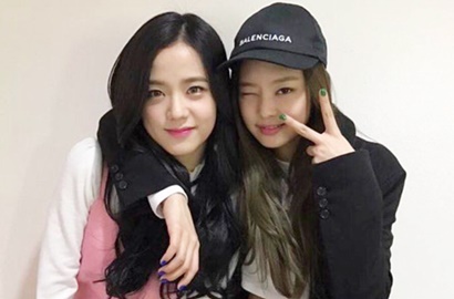 Begini Kerennya Jisoo dan Jennie Black Pink Saat Lakukan Flying Yoga