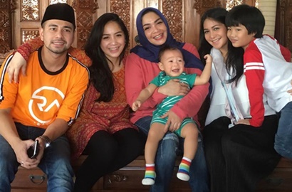 Foto Lawas Raffi Ahmad Bareng Mama Rieta dan Marsha Tengker Beredar, Netter Baper