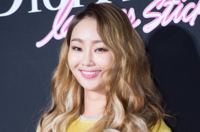 Pakai Baju Semi Transparan, Hyorin Tampil Seksi di Acara Fashion