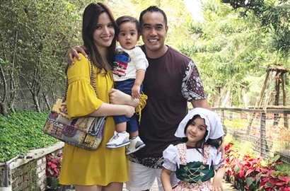 Cuplikan Vlog Dianggap 'Lecehkan' Sajadah, Nia Ramadhani Dikecam Netter
