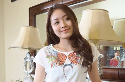 Bak Boneka Barbie, Cantiknya Natasha Wilona Selfie Pakai Wig Blonde