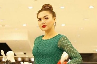 Cantik Berhijab Syar'i Saat Umrah, Vicky Shu Sukses Pukau Netter