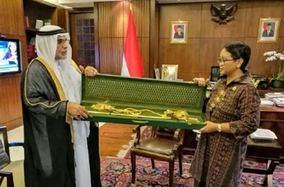 Diberi Pedang Emas Oleh Raja Salman, Menlu Beri Penjelasan