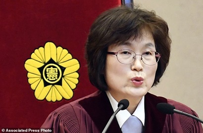 Di Balik Pemakzulan Park Geun Hye, Rol Rambut Hakim Wanita Bikin Heboh Netter