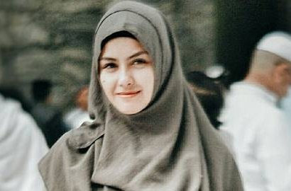 Sepulang Umrah, Revalina S. Temat Putuskan Berhijab?