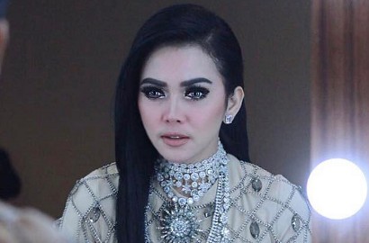 Tampil Cetar di Acara Penikahan, Gaun Syahrini Malah Disebut Mirip Bed Cover