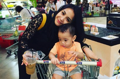 Diterpa Masalah, Nagita Pose Imut dan Pamer Ciuman Seksi