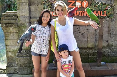 Nikita Mirzani Unggah Foto Putrinya Sedang Salat, Begini Reaksi Heboh Netter