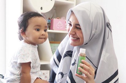 Ajak Bayinya Belajar Berenang, Shireen Sungkar Bikin Netter Deg-Degan