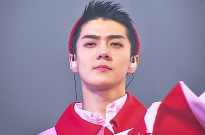 Sehun Pede Pakai 2 Topi Sekaligus, Netter: Orang Ganteng Sih Bebas