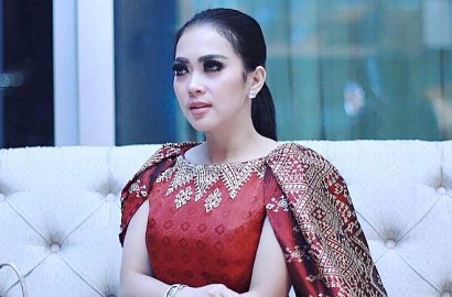 Dikritik Habis-Habisan, Berikut Ini Fakta Menarik Gaun Seksi Syahrini