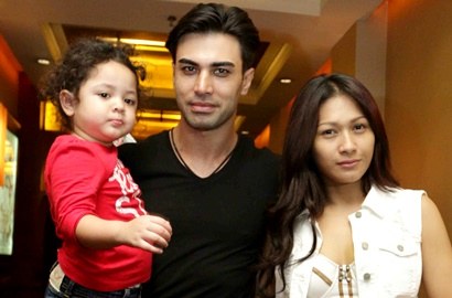 Mehdi Zati Rayakan Ultah Bersama Wanita Lain, Tata Janeeta Kemana?