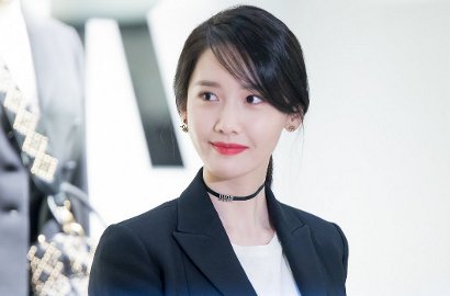 Ngaku Tak Suka Selfie, Yoona SNSD Pamer Bahu di Foto Super Cantik Ini