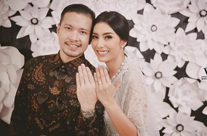 Banjir Selamat, Tyas Mirasih Tampil Cantik Nan Anggun di Acara Lamaran