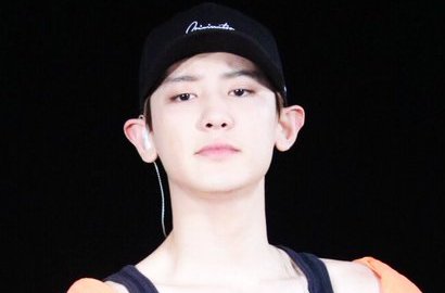 Lucunya Chanyeol yang Ketakutan di Panggung Saat Bajunya Dihinggapi Kecoak