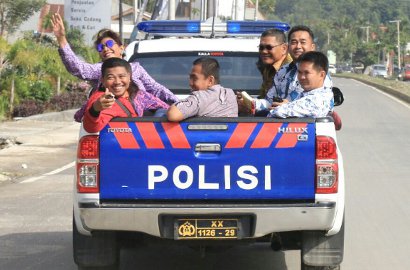 Naik Mobil Bak Terbuka, Gaya Nyentrik Menteri Susi Bikin Netter Heboh