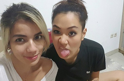 Pakai Gaun dan Mesra Bareng Cewek di Foto-Foto Ini, Sheila Marcia Bikin Curiga