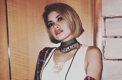 Nikita Mirzani Pamer Dada Pakai Bikini, Netter Malah Salfok Nama Hotel