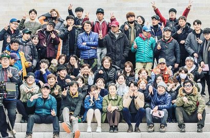 Ceria Jalani Syuting, Kai EXO Pose Imut dengan Kru 'Andante'