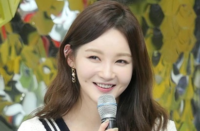 Pamer Punya Pinggul Besar, Kang Min Kyung Dituding Pakai Bantalan Bantat