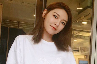 Pamer Gaya Rambut Baru, Sooyoung Tampil Cantik di Event Fashion Ini