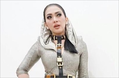 Cantik Bercadar Saat Umrah, Syahrini Dikritik Soal Alis dan Bulu Mata