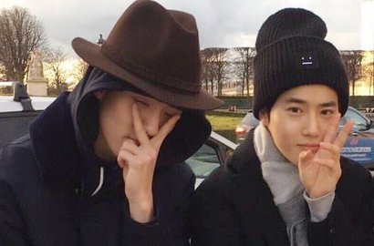 Suho dan Sehun Akui Sengaja Jadi Photobomb Foto Turis di Paris