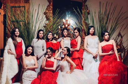 Geng Sosialita Nia Ramadhani Pemotretan Bak Putri, Netter Heboh Bahas Tangan Misterius