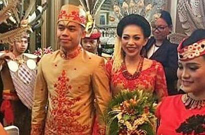 Kezia Karamoy Menikah, Eks Member Cherry Belle Tampil Seksi dengan Gaun Merah