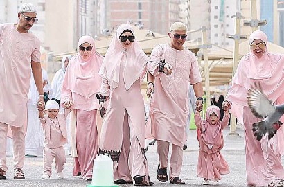 Minum Air Zam-Zam, Syahrini Menangis Saat Tawaf di Ka'bah