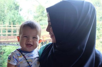 FOTO: Sudah Gede, Arkana Bayi 'Bule' Risty Tagor-Stuart Collin Makin Ganteng