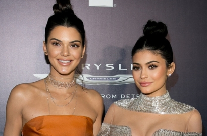 Imut Bak Saudara Kembar, Foto Kecil Kendall dan Kylie Jenner Bikin Jatuh Cinta